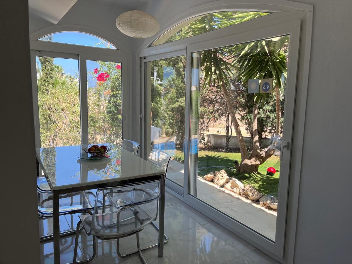 Villa Neyla Four Bedroom Coral Bay Beach Front Exterior photo