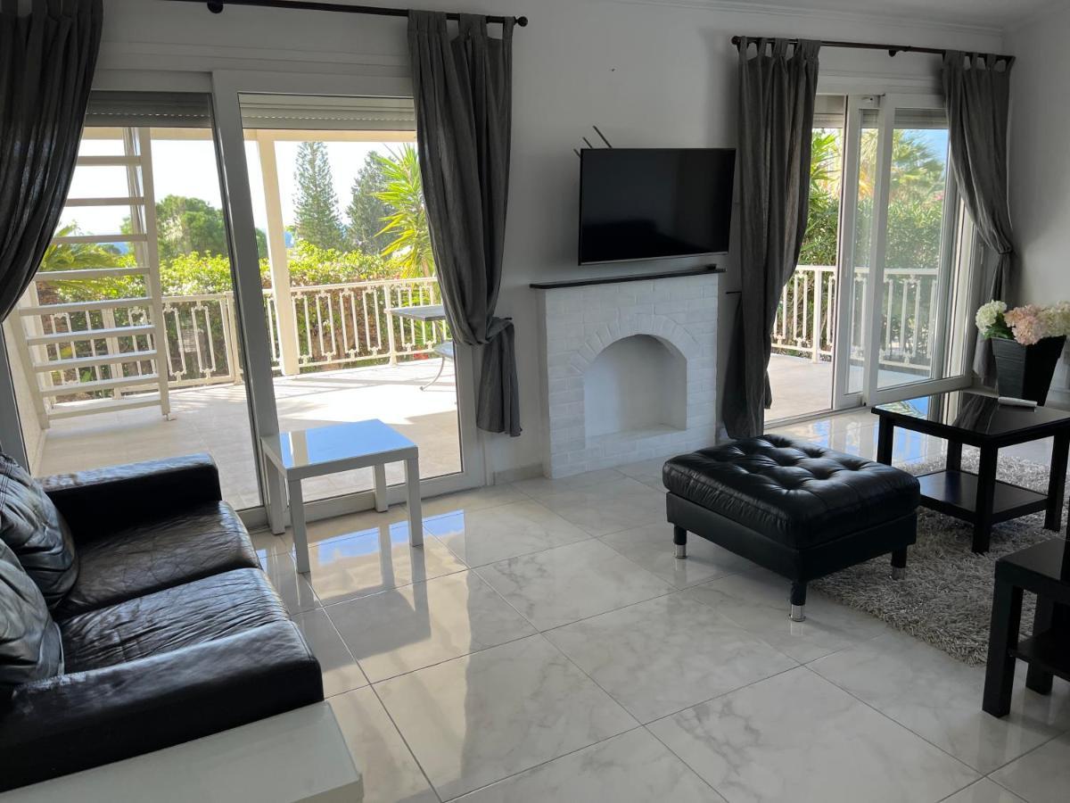 Villa Neyla Four Bedroom Coral Bay Beach Front Exterior photo
