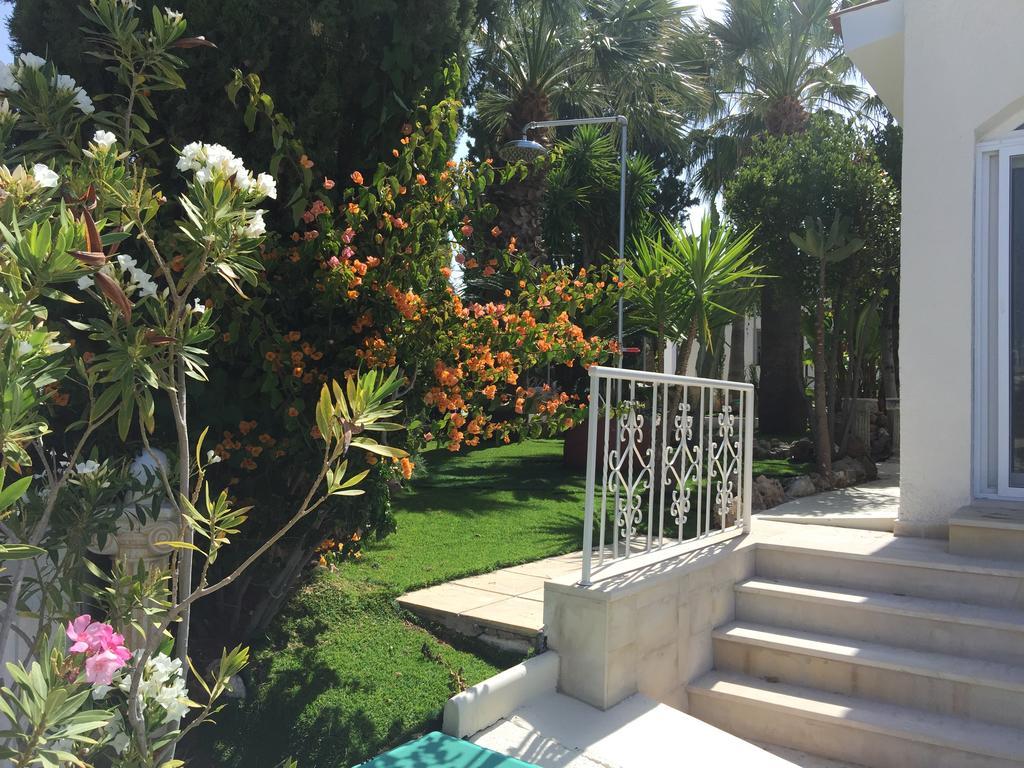 Villa Neyla Four Bedroom Coral Bay Beach Front Exterior photo